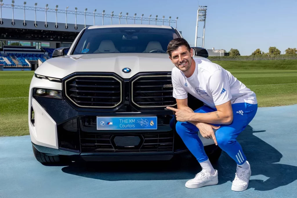 La plantilla del Real Madrid recibe sus nuevos BMW: todas las fotos de los jugadores con sus coches 4 Motor16 2025 BMW REAL MADRID31 Motor16