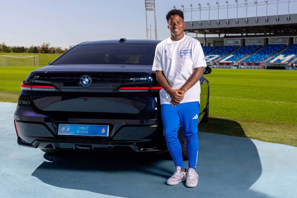 La plantilla del Real Madrid recibe sus nuevos BMW: todas las fotos de los jugadores con sus coches 33 Motor16 2025 BMW REAL MADRID32 Motor16