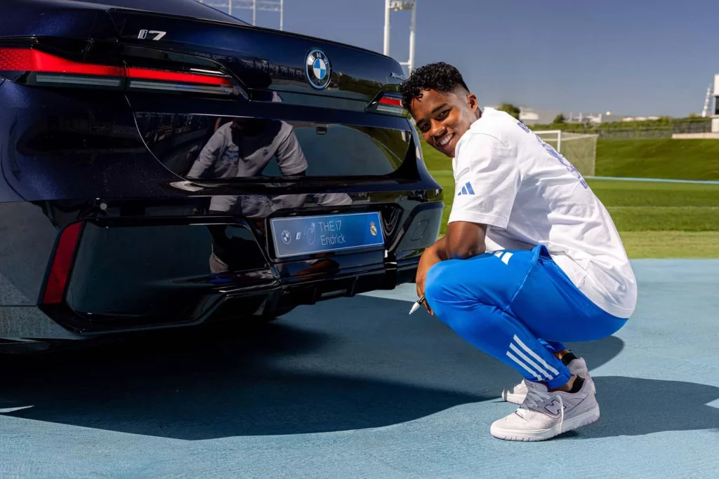 La plantilla del Real Madrid recibe sus nuevos BMW: todas las fotos de los jugadores con sus coches 34 Motor16 2025 BMW REAL MADRID33 Motor16