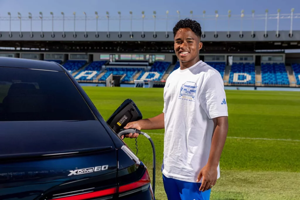 La plantilla del Real Madrid recibe sus nuevos BMW: todas las fotos de los jugadores con sus coches 35 Motor16 2025 BMW REAL MADRID34 Motor16