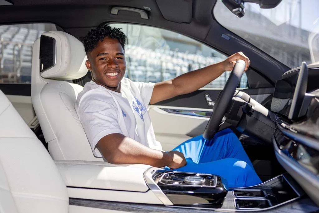 La plantilla del Real Madrid recibe sus nuevos BMW: todas las fotos de los jugadores con sus coches 36 Motor16 2025 BMW REAL MADRID35 Motor16