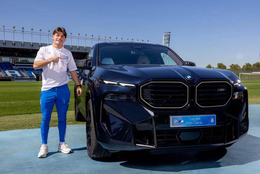La plantilla del Real Madrid recibe sus nuevos BMW: todas las fotos de los jugadores con sus coches 37 Motor16 2025 BMW REAL MADRID36 Motor16