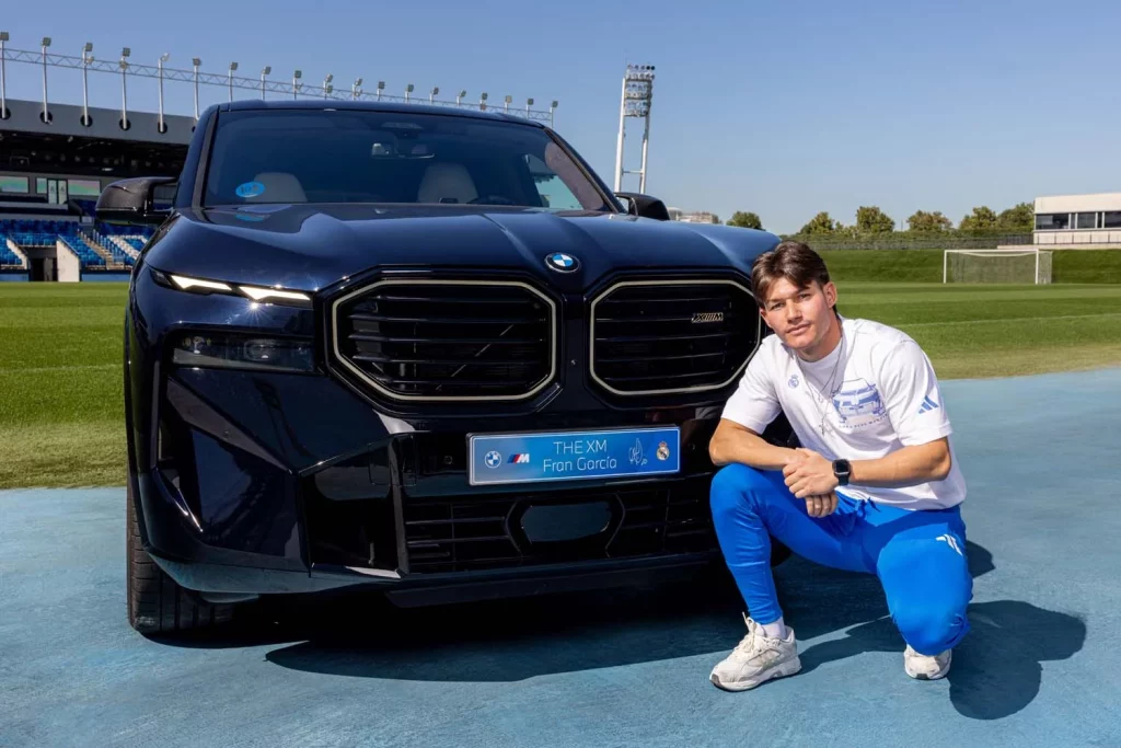 La plantilla del Real Madrid recibe sus nuevos BMW: todas las fotos de los jugadores con sus coches 38 Motor16 2025 BMW REAL MADRID37 Motor16