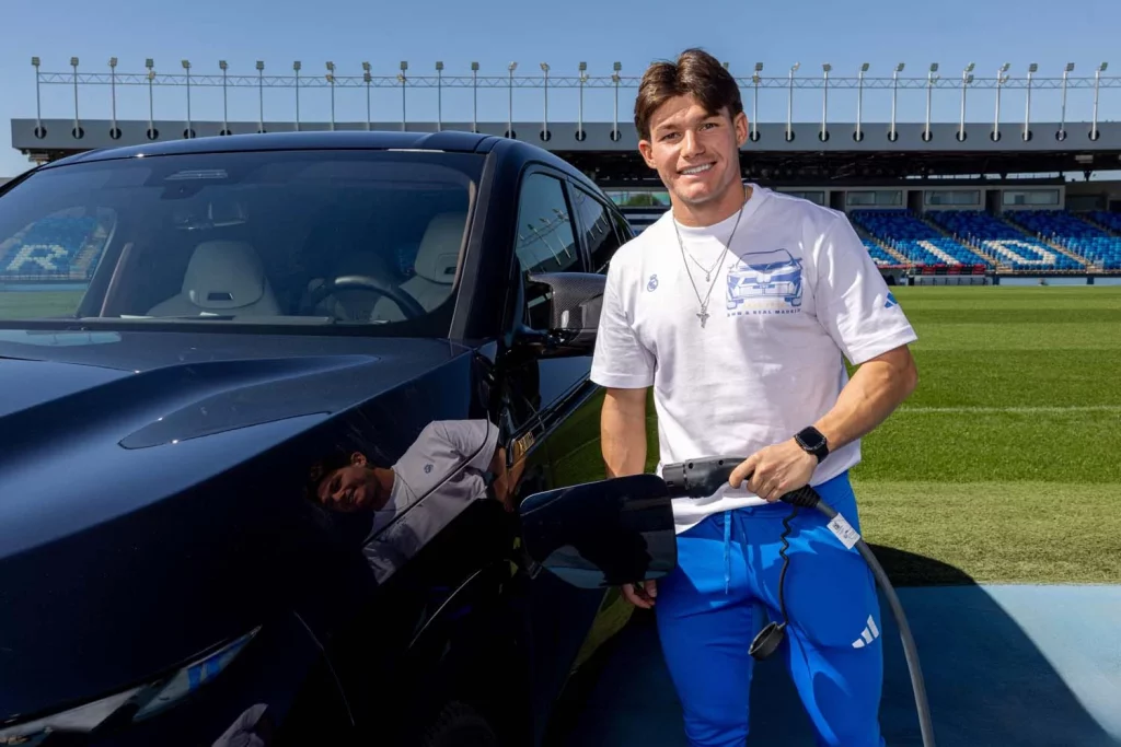 La plantilla del Real Madrid recibe sus nuevos BMW: todas las fotos de los jugadores con sus coches 39 Motor16 2025 BMW REAL MADRID38 Motor16