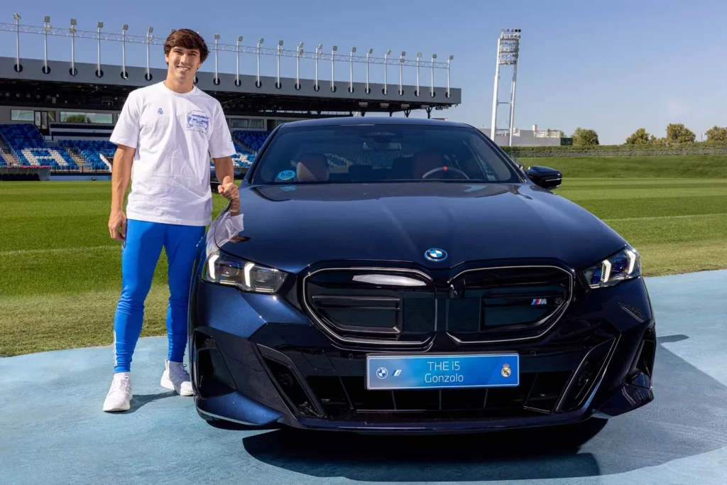La plantilla del Real Madrid recibe sus nuevos BMW: todas las fotos de los jugadores con sus coches 40 Motor16 2025 BMW REAL MADRID39 Motor16