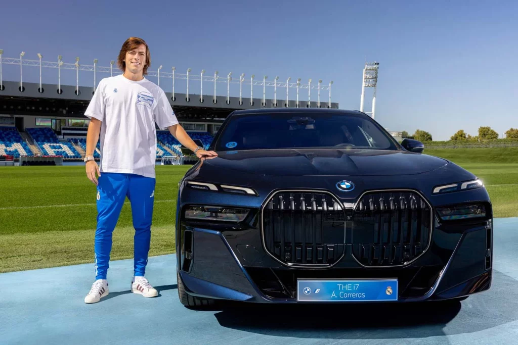 La plantilla del Real Madrid recibe sus nuevos BMW: todas las fotos de los jugadores con sus coches 7 Motor16 2025 BMW REAL MADRID4 Motor16