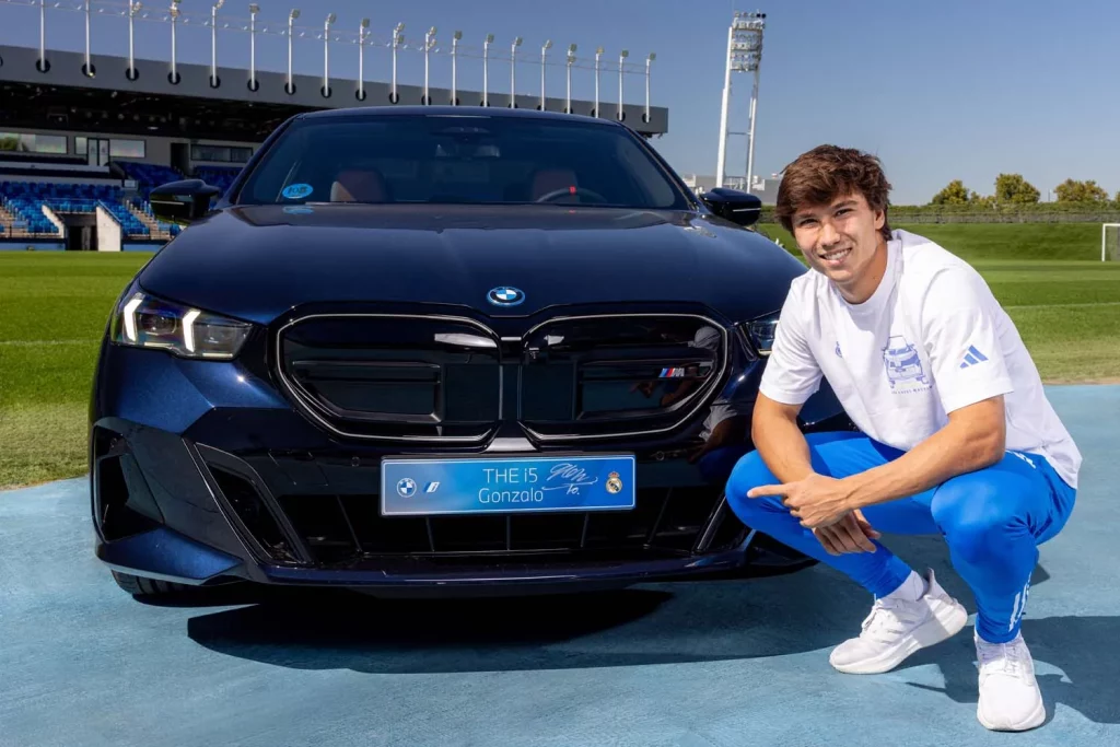 La plantilla del Real Madrid recibe sus nuevos BMW: todas las fotos de los jugadores con sus coches 41 Motor16 2025 BMW REAL MADRID40 Motor16