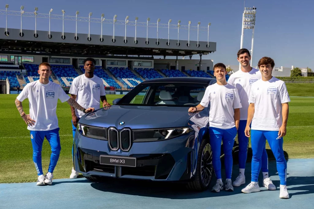 La plantilla del Real Madrid recibe sus nuevos BMW: todas las fotos de los jugadores con sus coches 42 Motor16 2025 BMW REAL MADRID41 Motor16