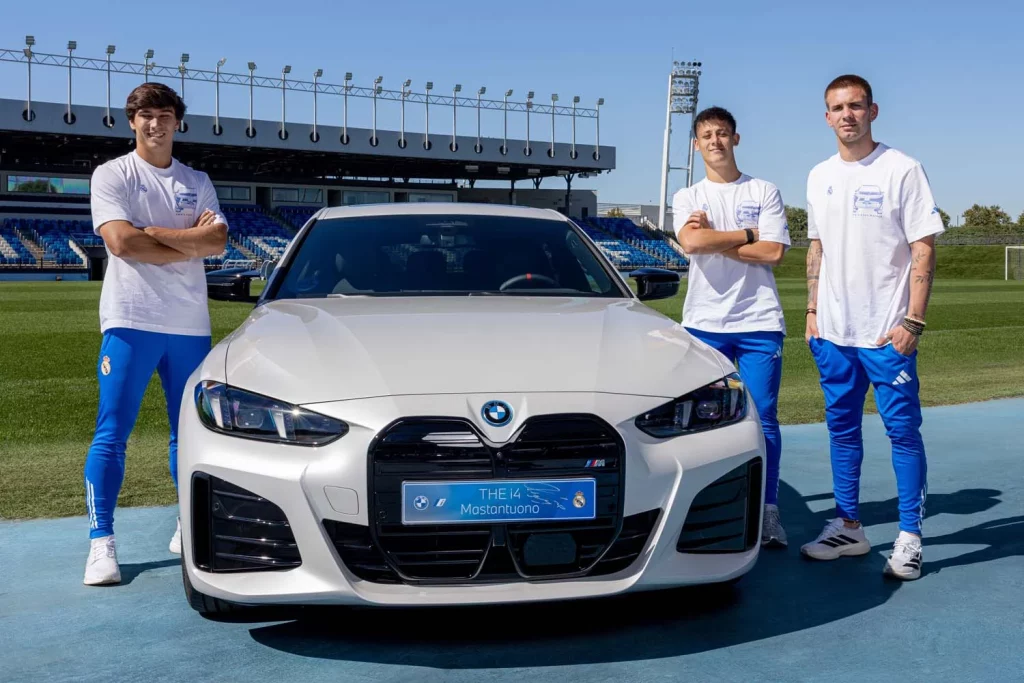 La plantilla del Real Madrid recibe sus nuevos BMW: todas las fotos de los jugadores con sus coches 43 Motor16 2025 BMW REAL MADRID42 Motor16