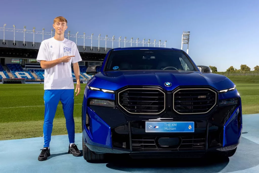 La plantilla del Real Madrid recibe sus nuevos BMW: todas las fotos de los jugadores con sus coches 44 Motor16 2025 BMW REAL MADRID43 Motor16