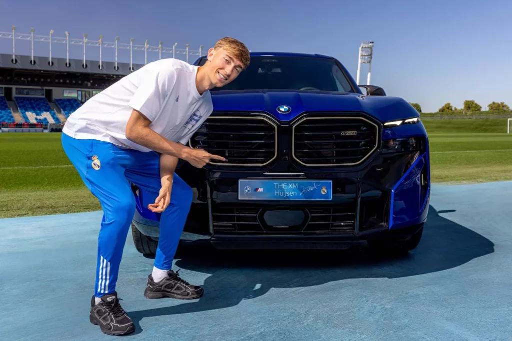 La plantilla del Real Madrid recibe sus nuevos BMW: todas las fotos de los jugadores con sus coches 45 Motor16 2025 BMW REAL MADRID44 Motor16