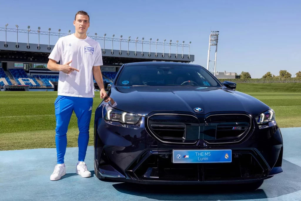 La plantilla del Real Madrid recibe sus nuevos BMW: todas las fotos de los jugadores con sus coches 46 Motor16 2025 BMW REAL MADRID45 Motor16