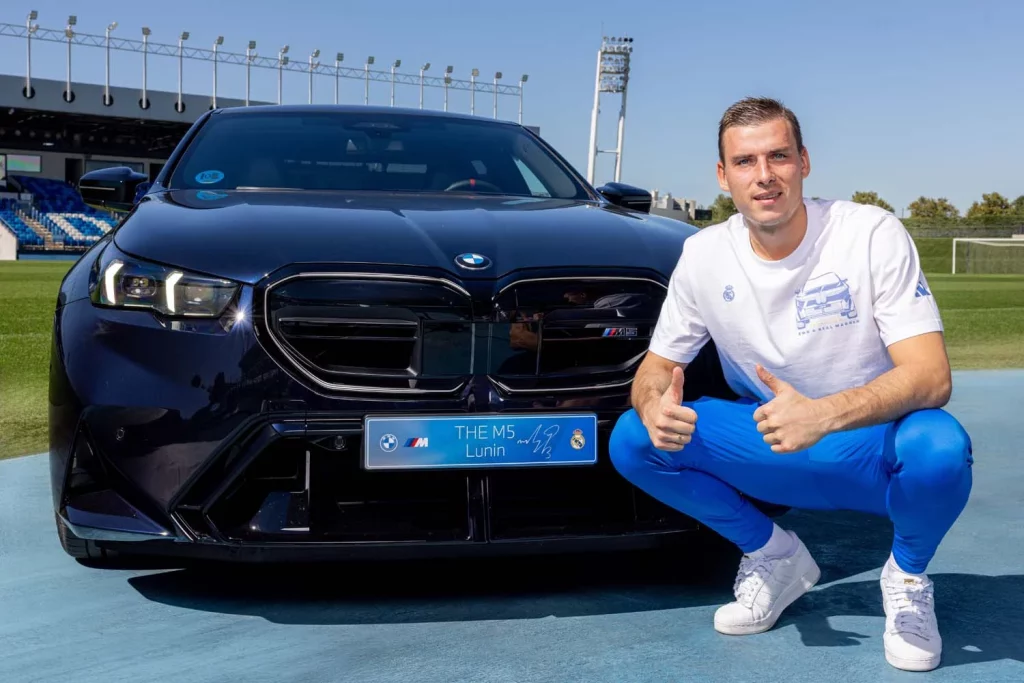 La plantilla del Real Madrid recibe sus nuevos BMW: todas las fotos de los jugadores con sus coches 47 Motor16 2025 BMW REAL MADRID46 Motor16