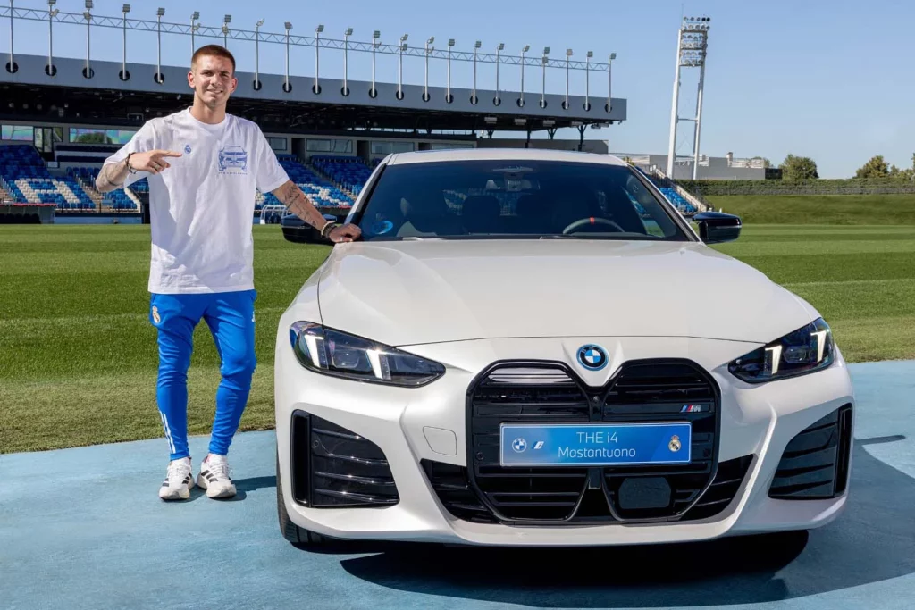La plantilla del Real Madrid recibe sus nuevos BMW: todas las fotos de los jugadores con sus coches 5 Motor16 2025 BMW REAL MADRID47 Motor16