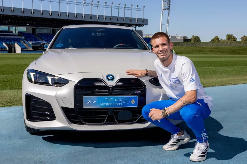 La plantilla del Real Madrid recibe sus nuevos BMW: todas las fotos de los jugadores con sus coches 48 Motor16 2025 BMW REAL MADRID48 Motor16