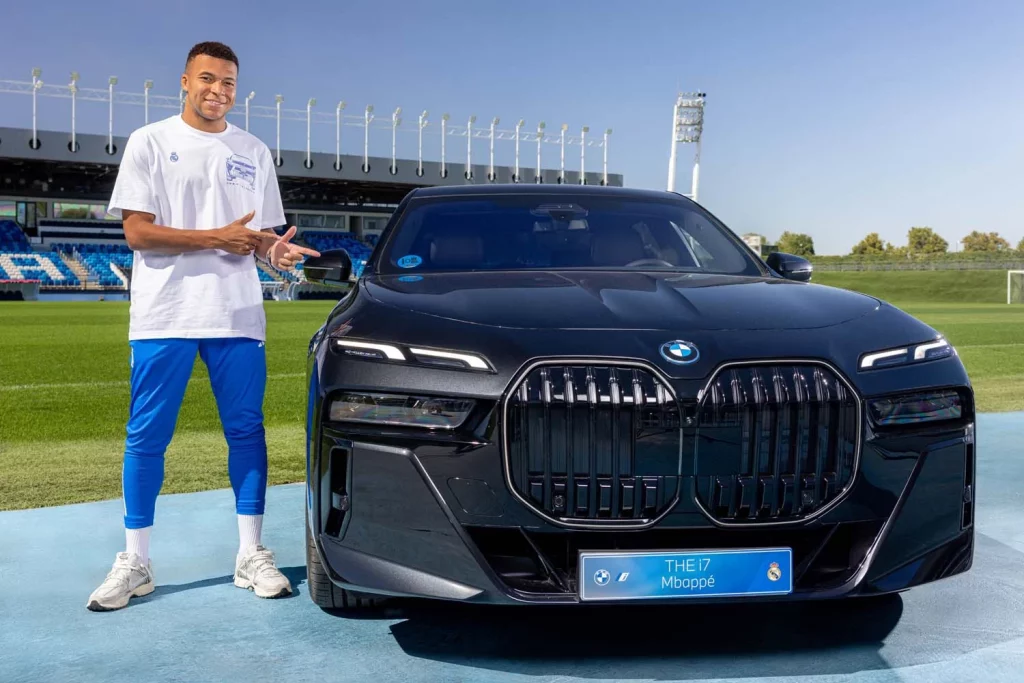La plantilla del Real Madrid recibe sus nuevos BMW: todas las fotos de los jugadores con sus coches 2 Motor16 2025 BMW REAL MADRID49 Motor16