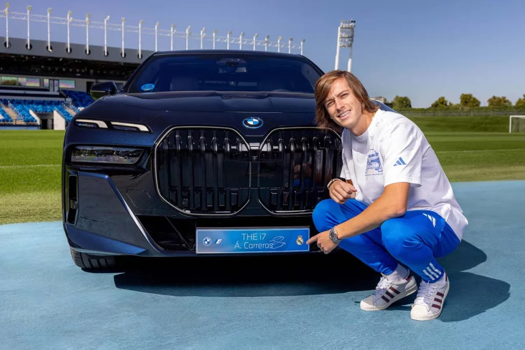 La plantilla del Real Madrid recibe sus nuevos BMW: todas las fotos de los jugadores con sus coches 8 Motor16 2025 BMW REAL MADRID5 Motor16