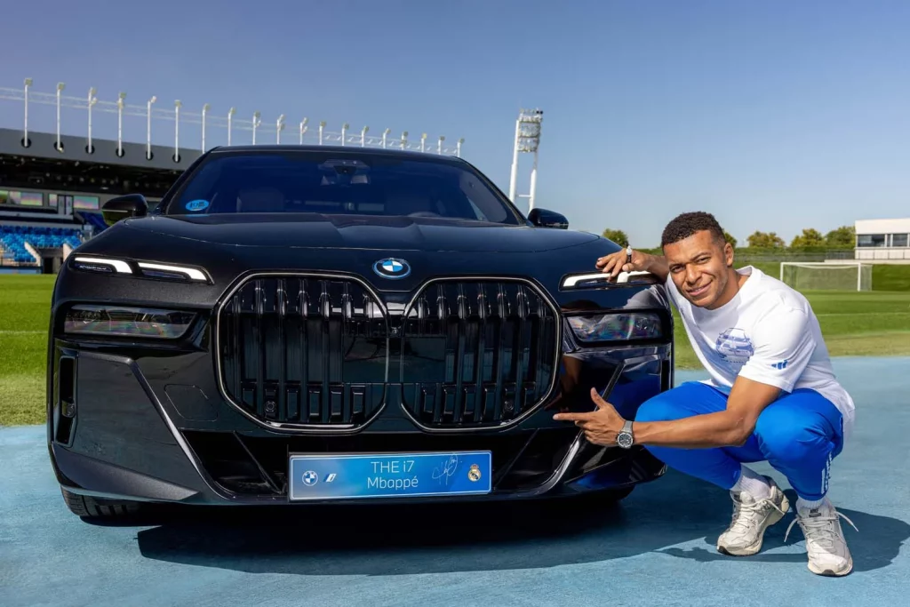 La plantilla del Real Madrid recibe sus nuevos BMW: todas las fotos de los jugadores con sus coches 49 Motor16 2025 BMW REAL MADRID50 Motor16
