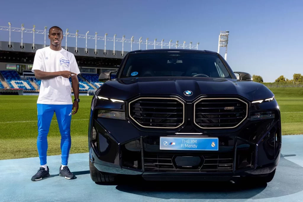La plantilla del Real Madrid recibe sus nuevos BMW: todas las fotos de los jugadores con sus coches 50 Motor16 2025 BMW REAL MADRID51 Motor16