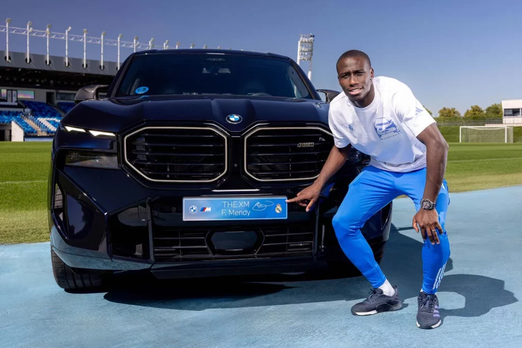 La plantilla del Real Madrid recibe sus nuevos BMW: todas las fotos de los jugadores con sus coches 51 Motor16 2025 BMW REAL MADRID52 Motor16