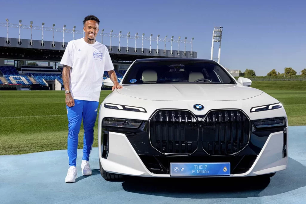 La plantilla del Real Madrid recibe sus nuevos BMW: todas las fotos de los jugadores con sus coches 52 Motor16 2025 BMW REAL MADRID53 Motor16