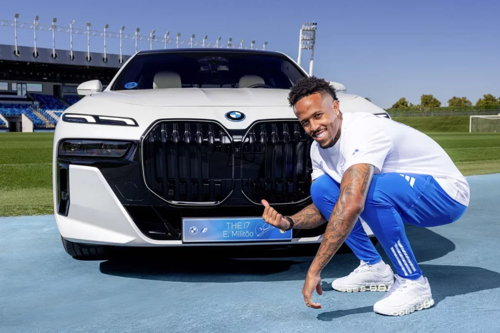 La plantilla del Real Madrid recibe sus nuevos BMW: todas las fotos de los jugadores con sus coches 53 Motor16 2025 BMW REAL MADRID54 Motor16