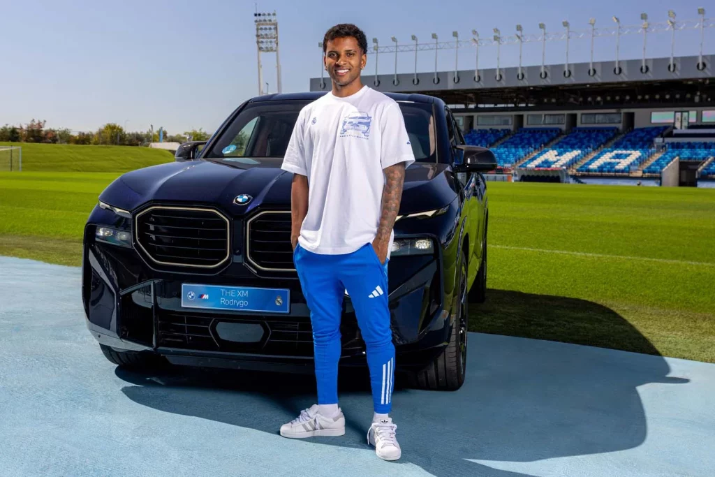 La plantilla del Real Madrid recibe sus nuevos BMW: todas las fotos de los jugadores con sus coches 54 Motor16 2025 BMW REAL MADRID55 Motor16
