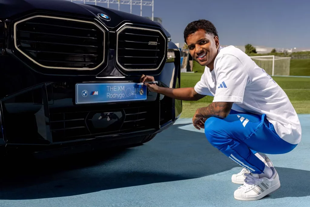 La plantilla del Real Madrid recibe sus nuevos BMW: todas las fotos de los jugadores con sus coches 55 Motor16 2025 BMW REAL MADRID56 Motor16