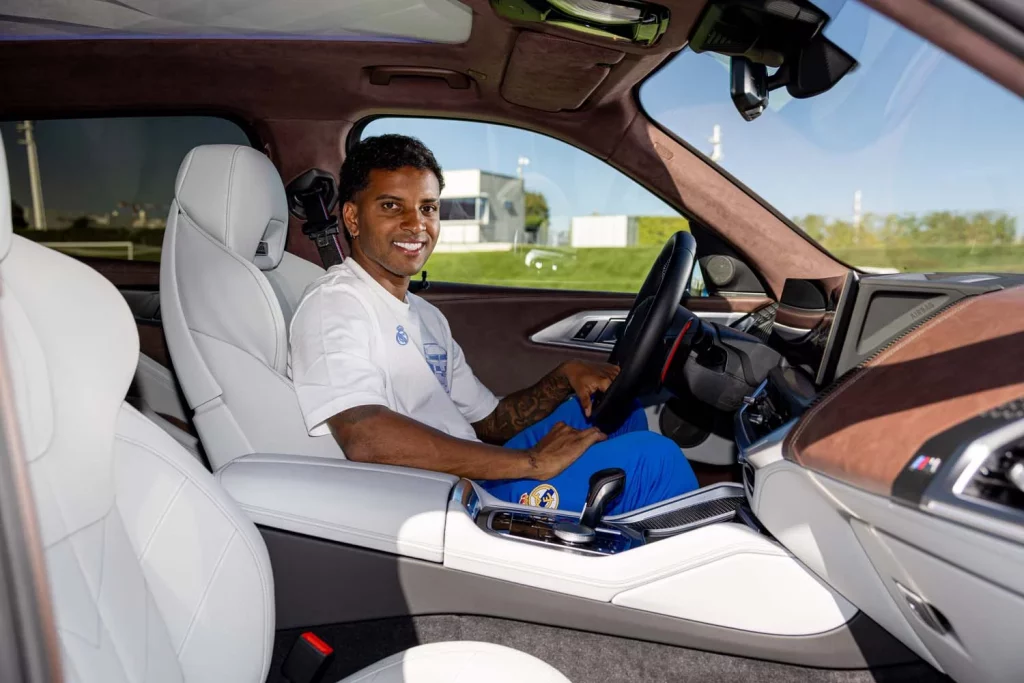 La plantilla del Real Madrid recibe sus nuevos BMW: todas las fotos de los jugadores con sus coches 56 Motor16 2025 BMW REAL MADRID57 Motor16