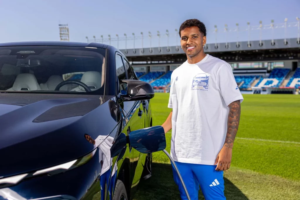 La plantilla del Real Madrid recibe sus nuevos BMW: todas las fotos de los jugadores con sus coches 57 Motor16 2025 BMW REAL MADRID58 Motor16