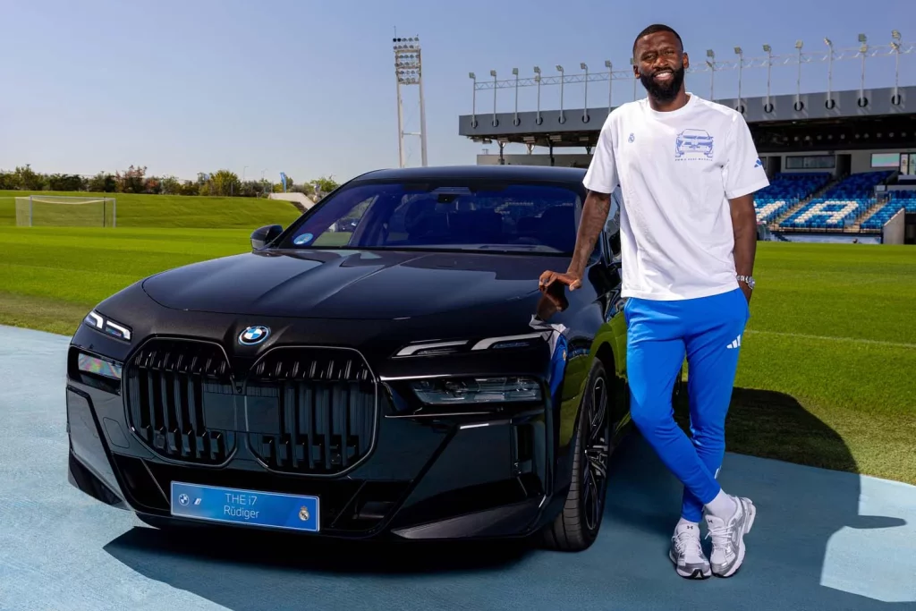 La plantilla del Real Madrid recibe sus nuevos BMW: todas las fotos de los jugadores con sus coches 58 Motor16 2025 BMW REAL MADRID59 Motor16