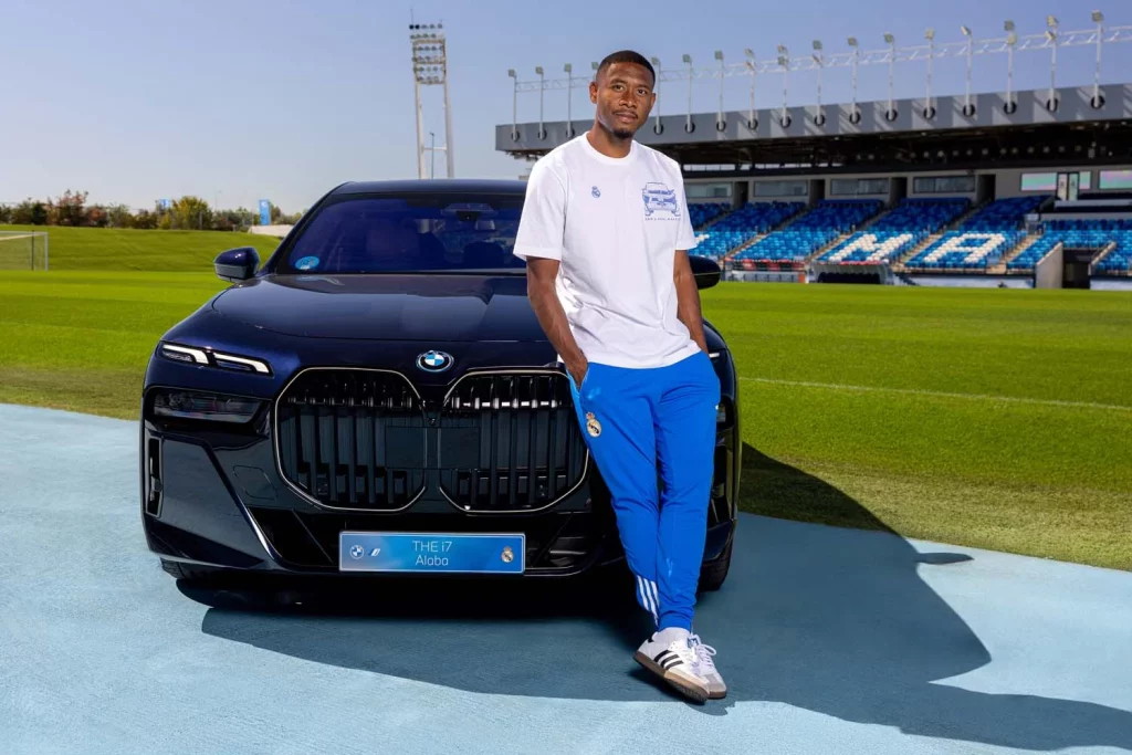La plantilla del Real Madrid recibe sus nuevos BMW: todas las fotos de los jugadores con sus coches 9 Motor16 2025 BMW REAL MADRID6 Motor16