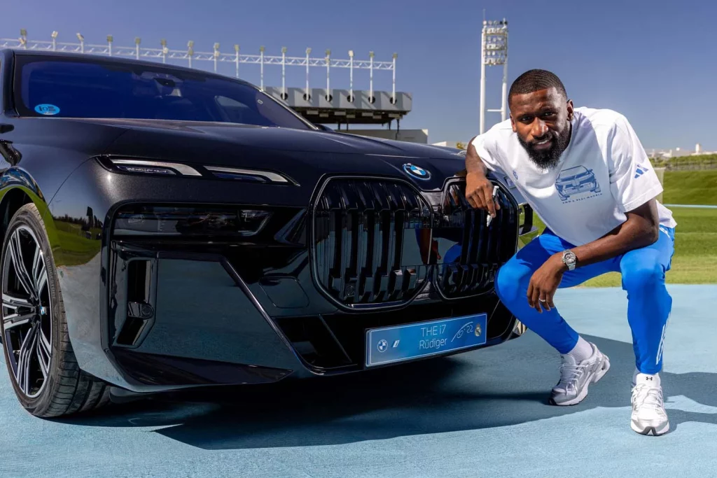 La plantilla del Real Madrid recibe sus nuevos BMW: todas las fotos de los jugadores con sus coches 59 Motor16 2025 BMW REAL MADRID60 Motor16