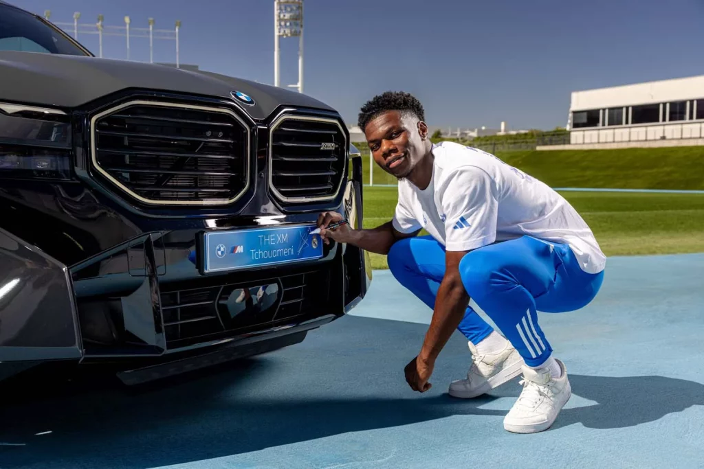 La plantilla del Real Madrid recibe sus nuevos BMW: todas las fotos de los jugadores con sus coches 61 Motor16 2025 BMW REAL MADRID62 Motor16