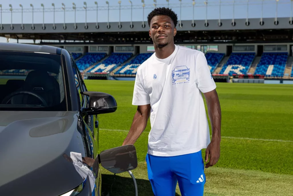 La plantilla del Real Madrid recibe sus nuevos BMW: todas las fotos de los jugadores con sus coches 62 Motor16 2025 BMW REAL MADRID63 Motor16