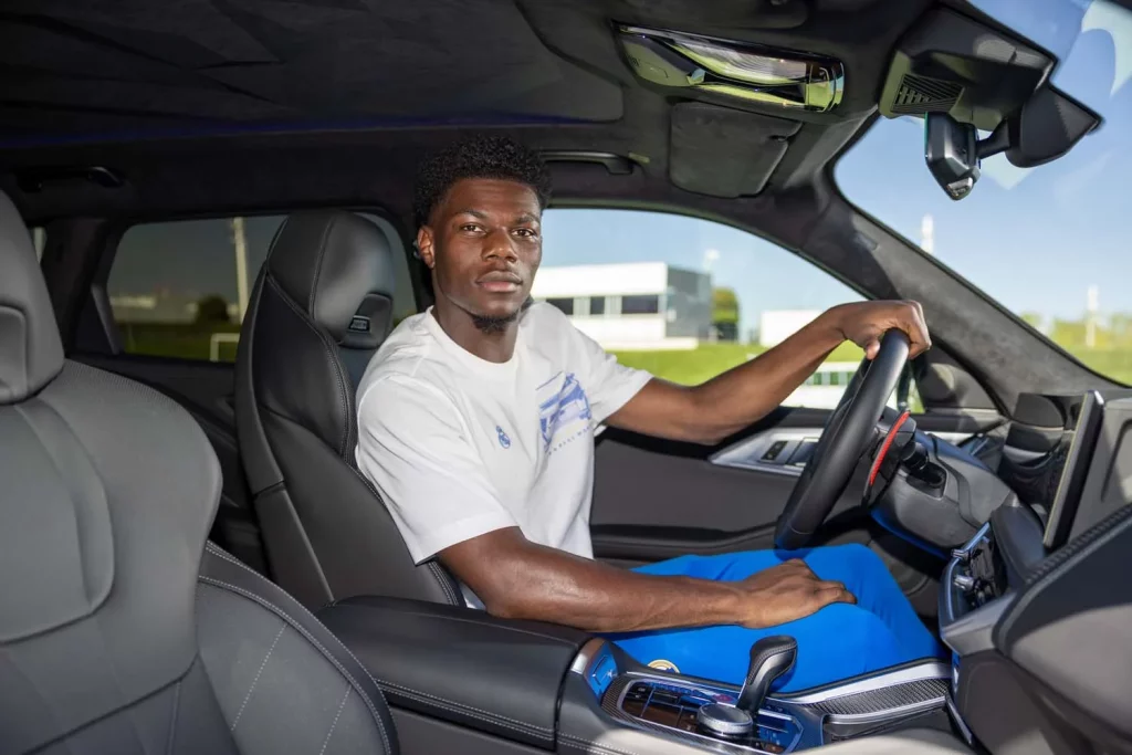 La plantilla del Real Madrid recibe sus nuevos BMW: todas las fotos de los jugadores con sus coches 63 Motor16 2025 BMW REAL MADRID64 Motor16
