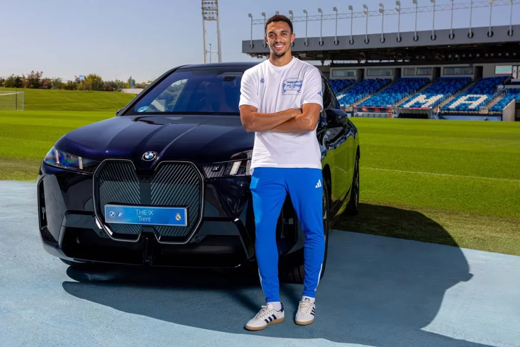 La plantilla del Real Madrid recibe sus nuevos BMW: todas las fotos de los jugadores con sus coches 64 Motor16 2025 BMW REAL MADRID65 Motor16