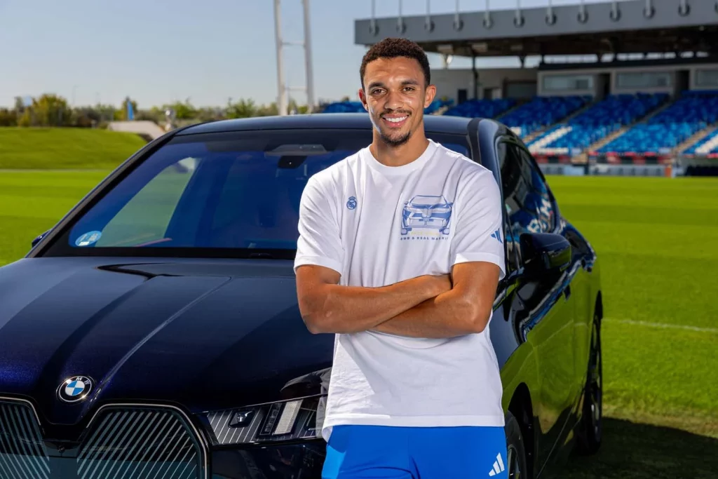 La plantilla del Real Madrid recibe sus nuevos BMW: todas las fotos de los jugadores con sus coches 65 Motor16 2025 BMW REAL MADRID66 Motor16