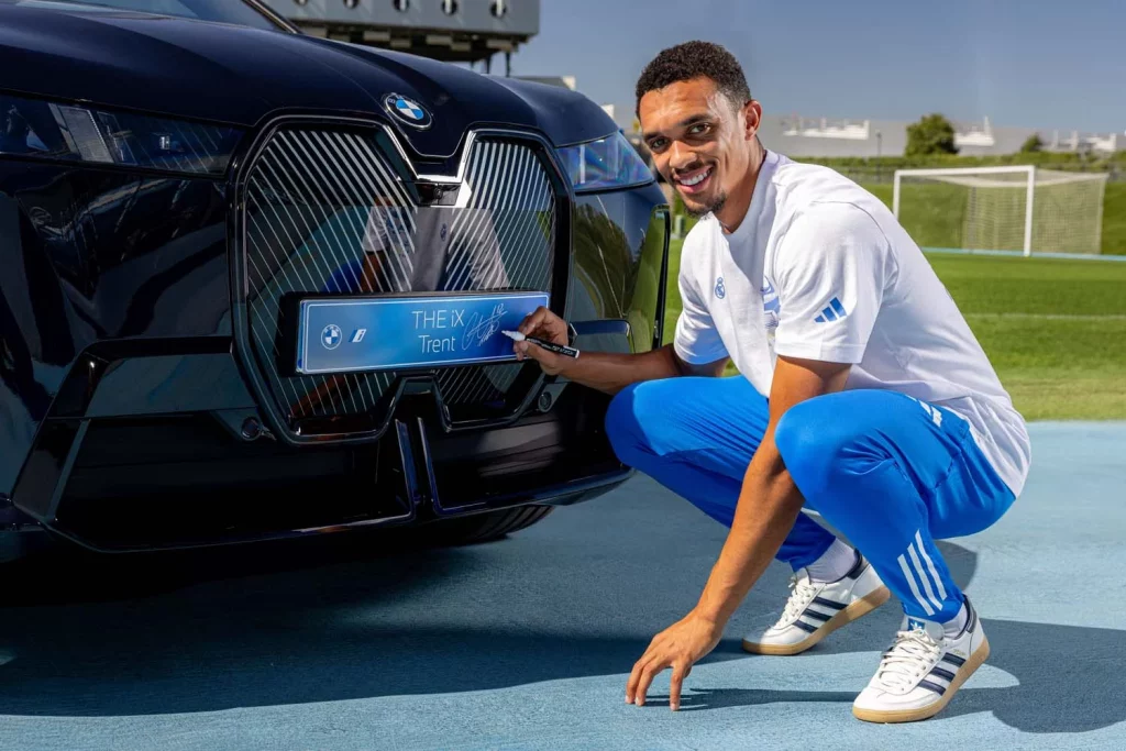 La plantilla del Real Madrid recibe sus nuevos BMW: todas las fotos de los jugadores con sus coches 66 Motor16 2025 BMW REAL MADRID67 Motor16
