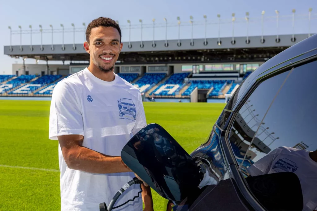 La plantilla del Real Madrid recibe sus nuevos BMW: todas las fotos de los jugadores con sus coches 67 Motor16 2025 BMW REAL MADRID68 Motor16