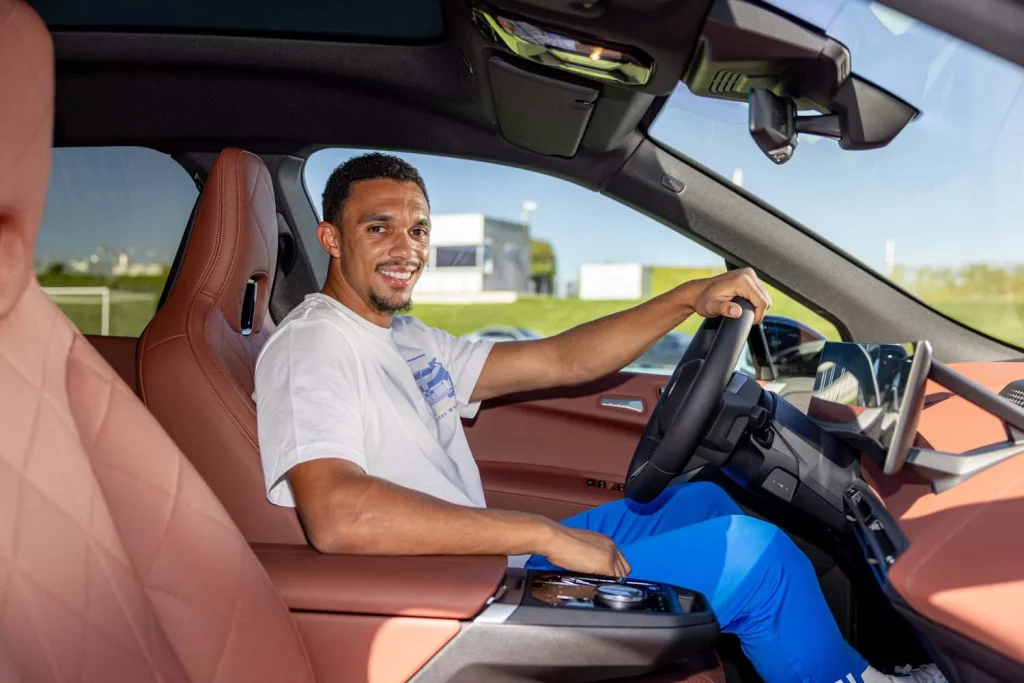La plantilla del Real Madrid recibe sus nuevos BMW: todas las fotos de los jugadores con sus coches 68 Motor16 2025 BMW REAL MADRID69 Motor16