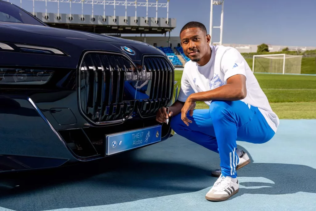 La plantilla del Real Madrid recibe sus nuevos BMW: todas las fotos de los jugadores con sus coches 10 Motor16 2025 BMW REAL MADRID7 Motor16