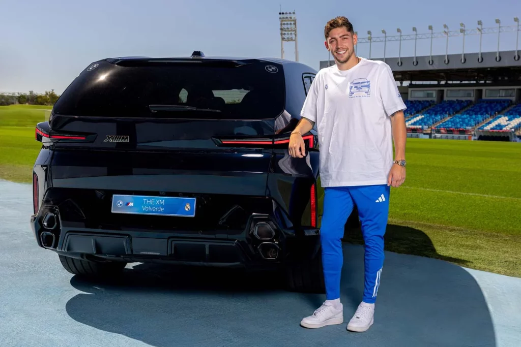 La plantilla del Real Madrid recibe sus nuevos BMW: todas las fotos de los jugadores con sus coches 69 Motor16 2025 BMW REAL MADRID70 Motor16