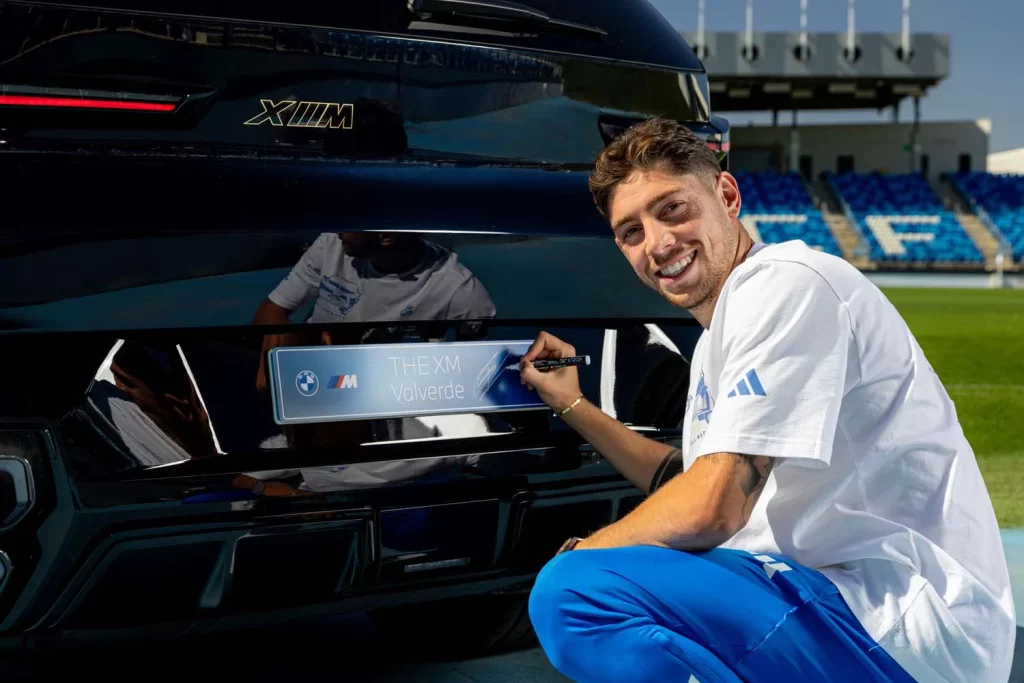 La plantilla del Real Madrid recibe sus nuevos BMW: todas las fotos de los jugadores con sus coches 70 Motor16 2025 BMW REAL MADRID71 Motor16