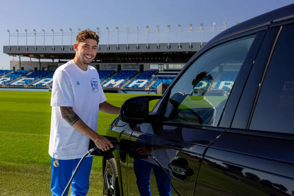La plantilla del Real Madrid recibe sus nuevos BMW: todas las fotos de los jugadores con sus coches 71 Motor16 2025 BMW REAL MADRID72 Motor16