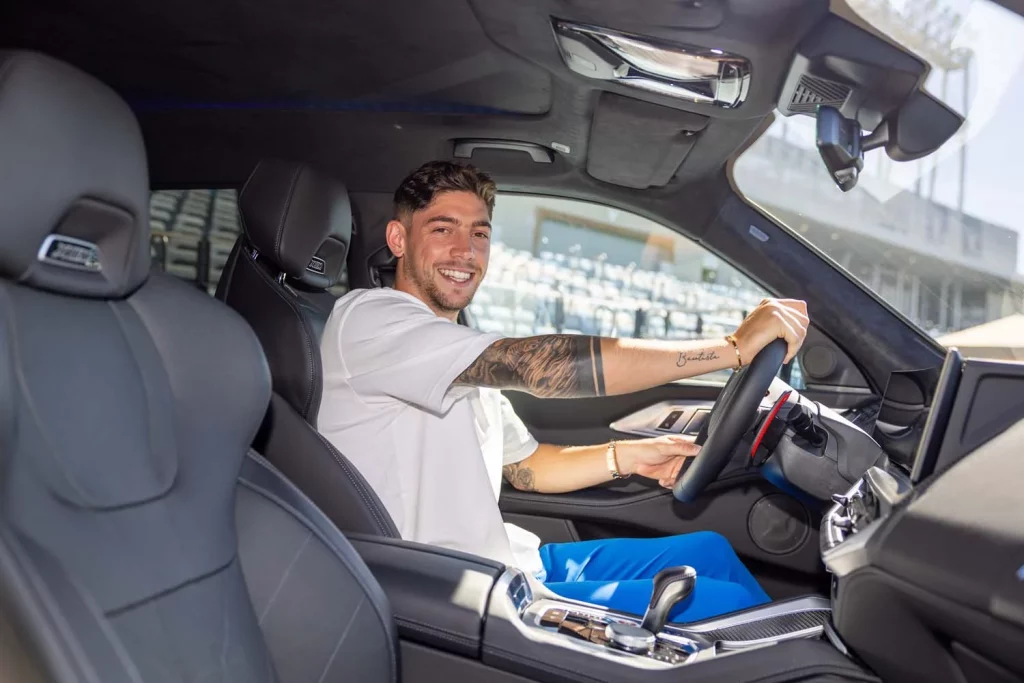 La plantilla del Real Madrid recibe sus nuevos BMW: todas las fotos de los jugadores con sus coches 72 Motor16 2025 BMW REAL MADRID73 Motor16