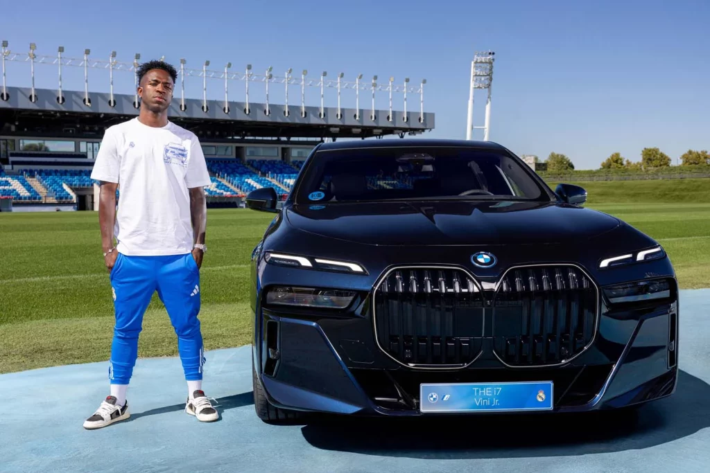 La plantilla del Real Madrid recibe sus nuevos BMW: todas las fotos de los jugadores con sus coches 73 Motor16 2025 BMW REAL MADRID74 Motor16