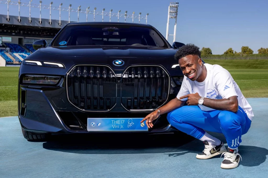 La plantilla del Real Madrid recibe sus nuevos BMW: todas las fotos de los jugadores con sus coches 74 Motor16 2025 BMW REAL MADRID75 Motor16