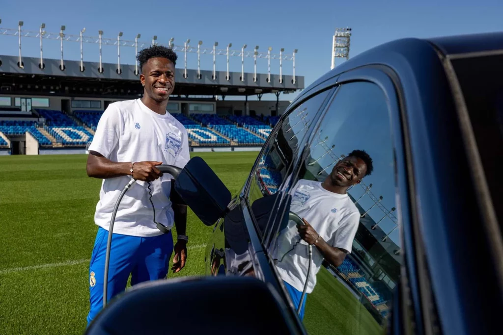 La plantilla del Real Madrid recibe sus nuevos BMW: todas las fotos de los jugadores con sus coches 75 Motor16 2025 BMW REAL MADRID76 Motor16