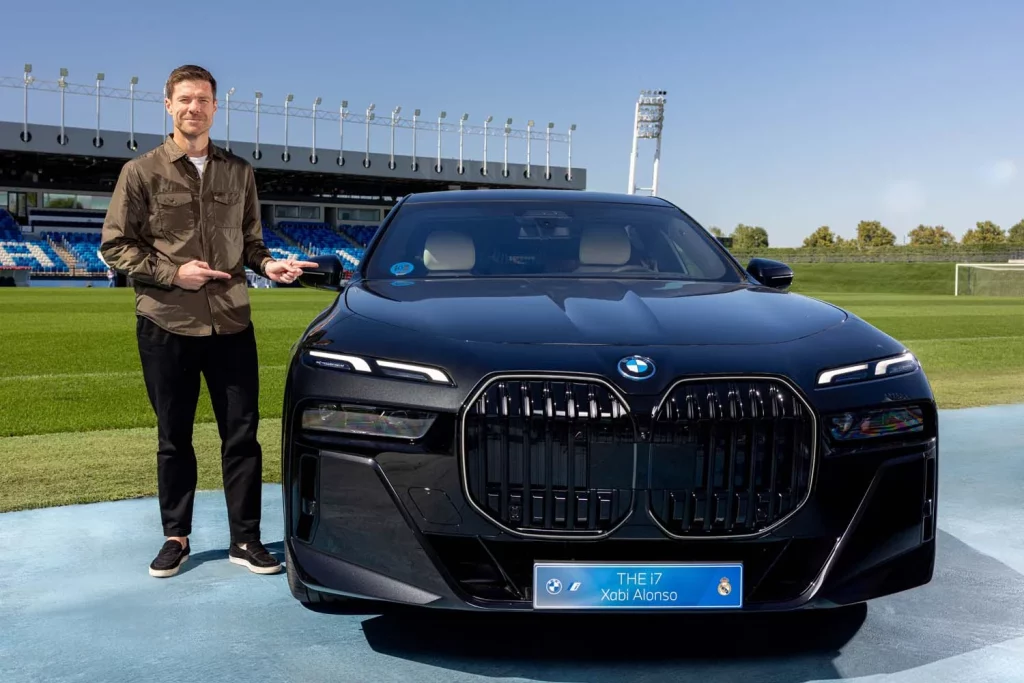 La plantilla del Real Madrid recibe sus nuevos BMW: todas las fotos de los jugadores con sus coches 76 Motor16 2025 BMW REAL MADRID77 Motor16